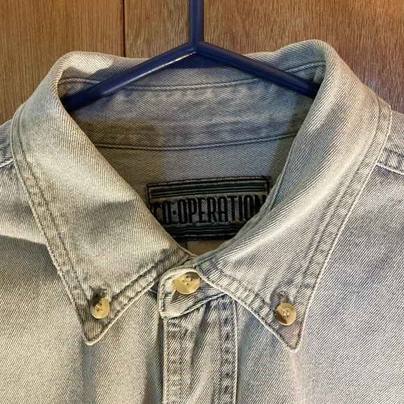 Vintage 90s Denim Button Down Men’s Large Shirt w patch on bottom right wrist 🔥 - Picture 3 of 7